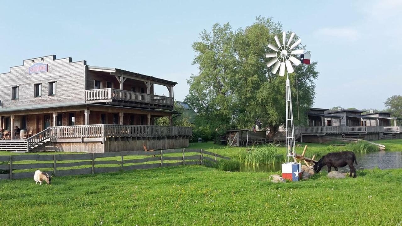 Horse Lake Ranch Neuendorf  ภายนอก รูปภาพ